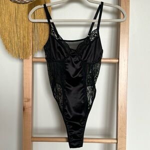 Forever 21 Black Bodysuit Lace and Satin V Neckline adjustable Straps Small